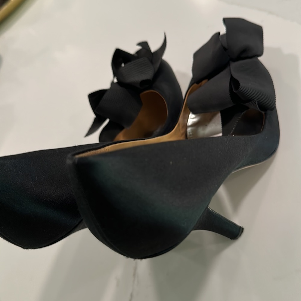 Badgley Mischka Karlisle Black satin pumps with grosgrain bow Size 8.5 . NARROW❗